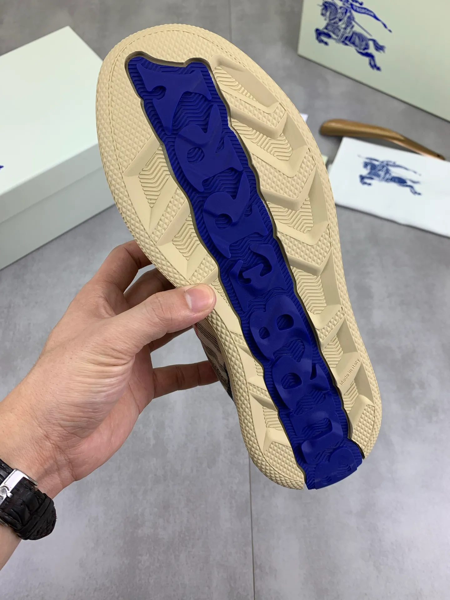 Factory price P580 [BURBERRY] Burberry - High-end quality original order - Upper: imported 🔝 original material - Lining: cowhide lining, feet; water-dyed cowhide - Outsole: ultra-light TPR rubber; two-color molded outsole - Super high quality control · Fine workmanship: highlighted (high-end, extravagance, grade) -Size: 38-46 (Male 38 46 can be customized) · Color: 4️⃣ colors available